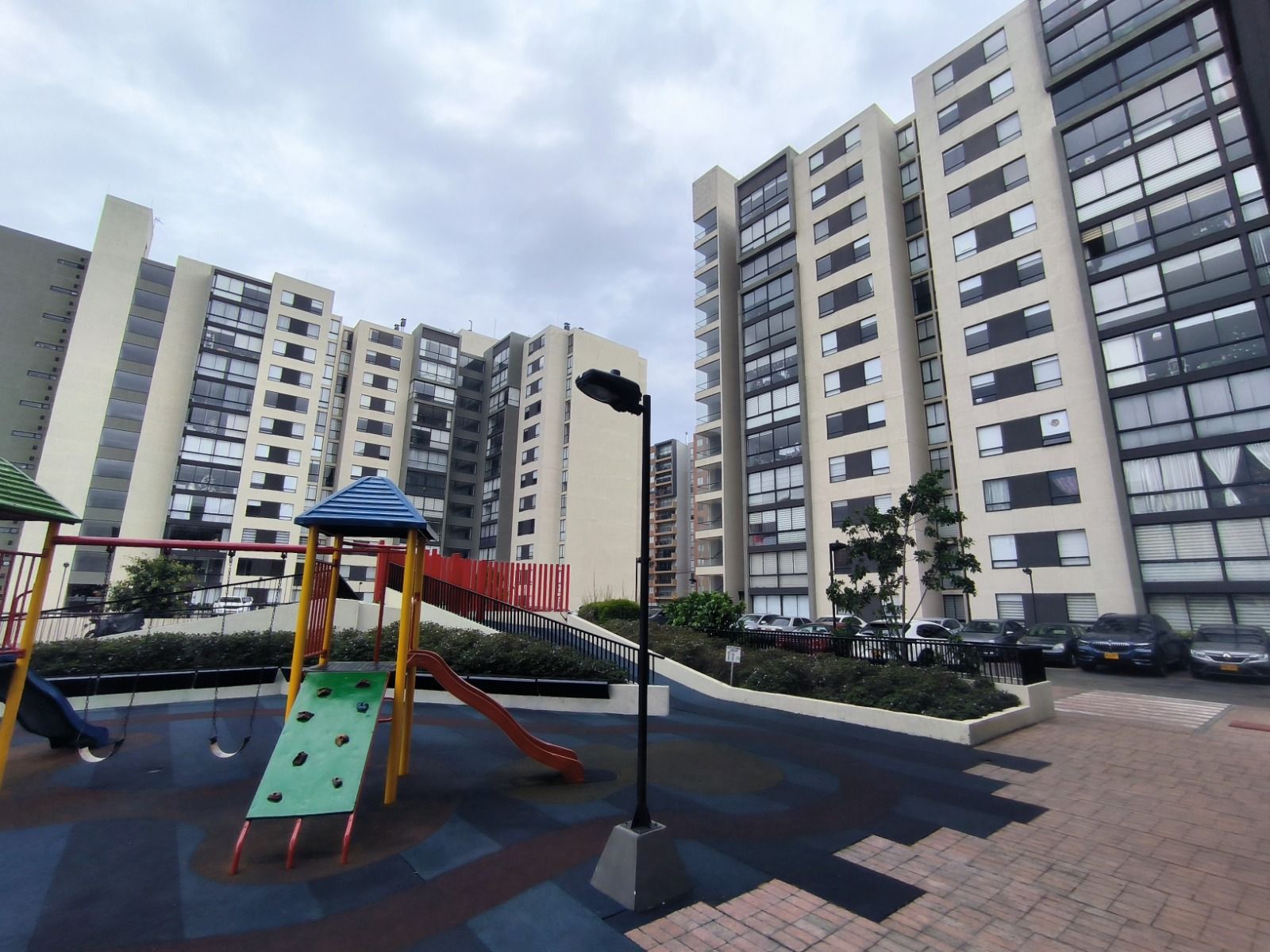 Apartamento en venta Cundinamarca Bogotá El Dorado 80 m2 Habitaciones 3 Baños 2 Garajes 1 Precio $400000000