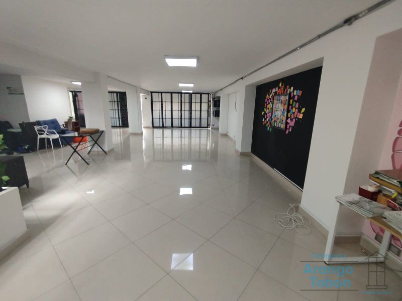 Local en arriendo Antioquia Medellín Rosales 185 m2 Habitaciones 0 Baños 2 Garajes 0 Precio $8000000