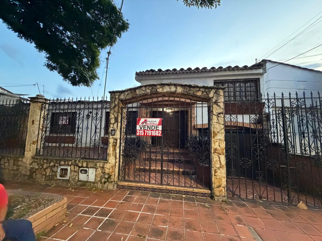 Casa en venta Valle Del Cauca Cali Prados Del Norte 400 m2 Habitaciones 5 Baños 4 Garajes 2 Precio $1050000000