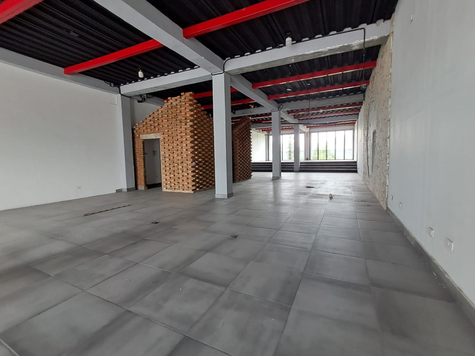 Local en arriendo Risaralda Pereira Catalan 265 m2 Habitaciones 0 Baños 0 Garajes 2 Precio $9500000