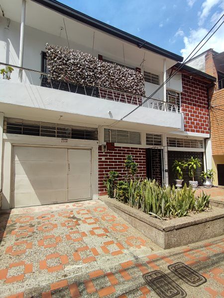 Casa en arriendo Antioquia Medellín Las Acacias 300 m2 Habitaciones 6 Baños 5 Garajes 2 Precio $7500000