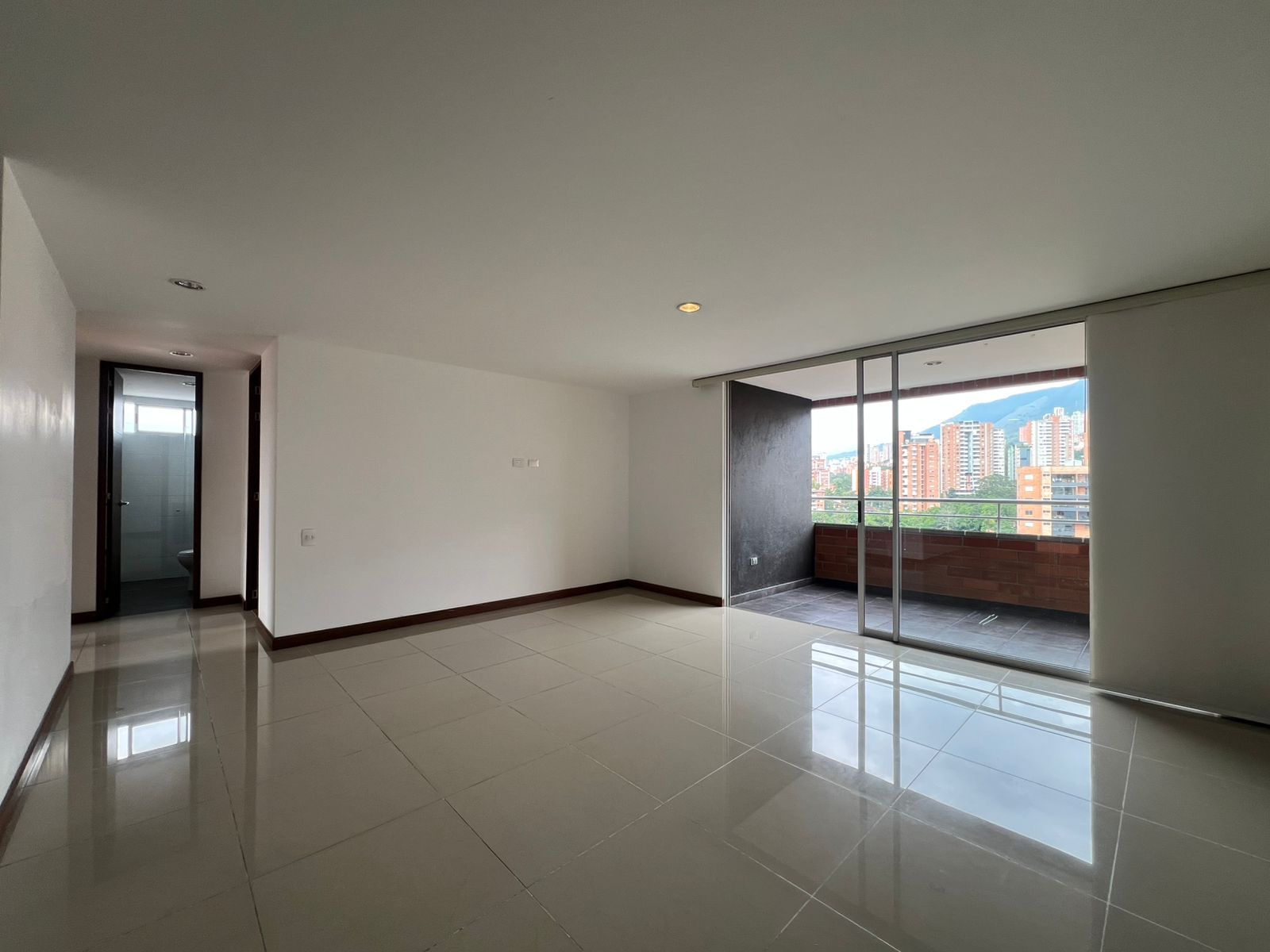 Apartamento en arriendo Antioquia Envigado La Inmaculada 102 m2 Habitaciones 3 Baños 2 Garajes 2 Precio $4550000