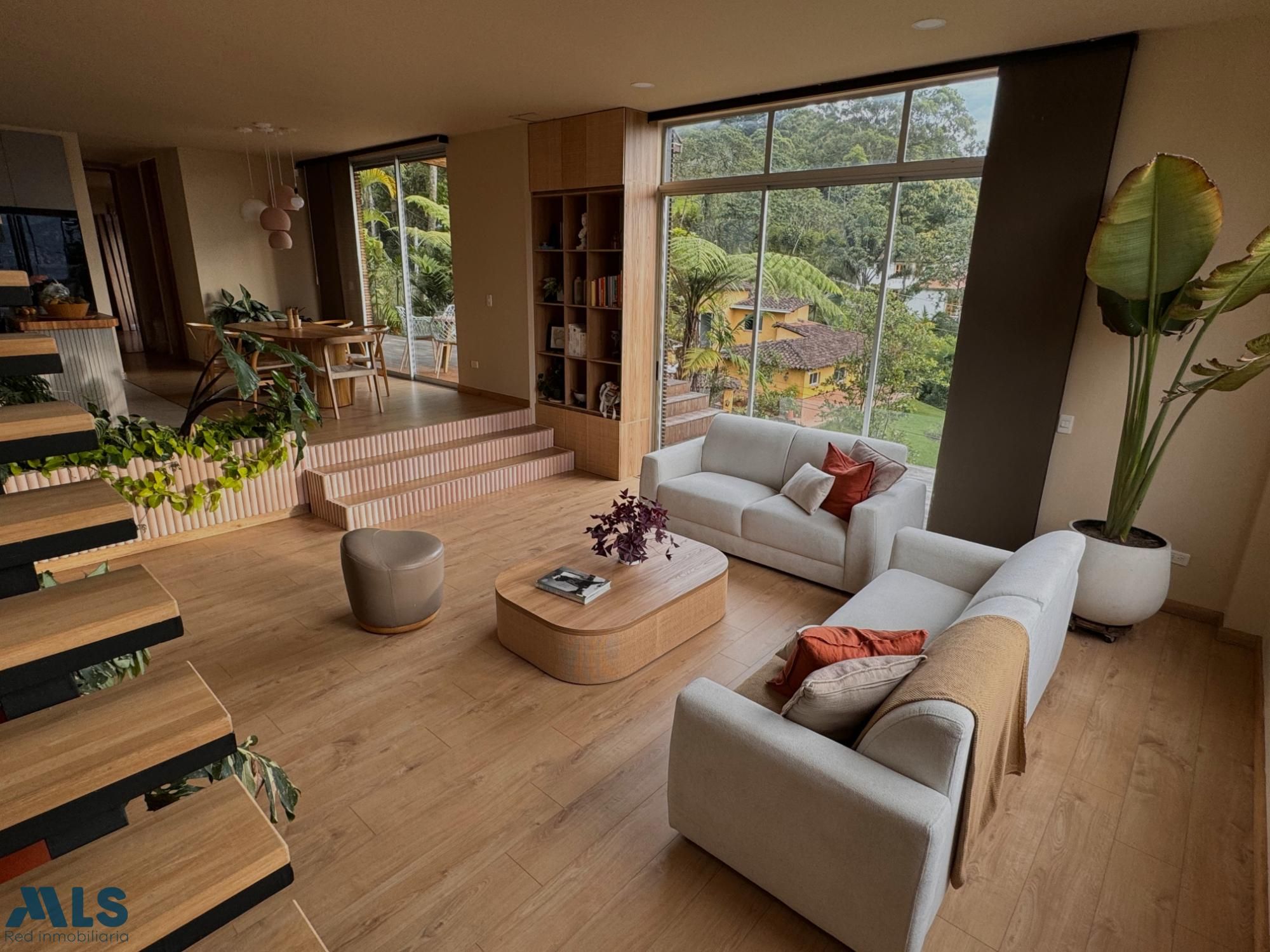 Casa en venta Antioquia Envigado Loma Del Atravesado 300 m2 Habitaciones 3 Baños 3 Garajes 4 Precio $2100000000