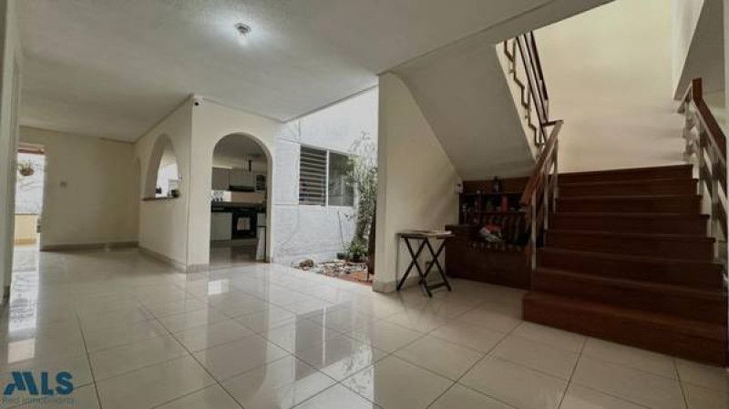 Casa en venta Antioquia Medellín Los Colores 304 m2 Habitaciones 4 Baños 4 Garajes 2 Precio $2300000000