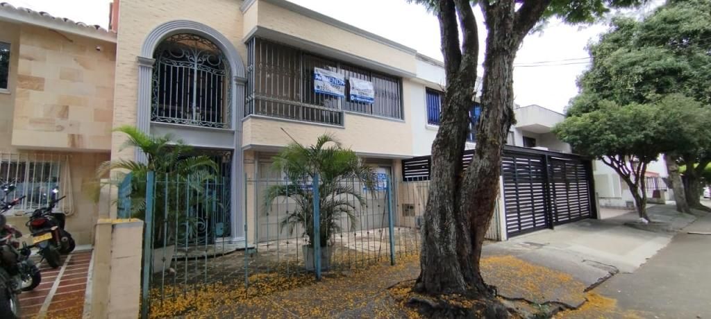 Casa en venta Valle Del Cauca Cali Prados Del Norte 233 m2 Habitaciones 4 Baños 3 Garajes 2 Precio $690000000