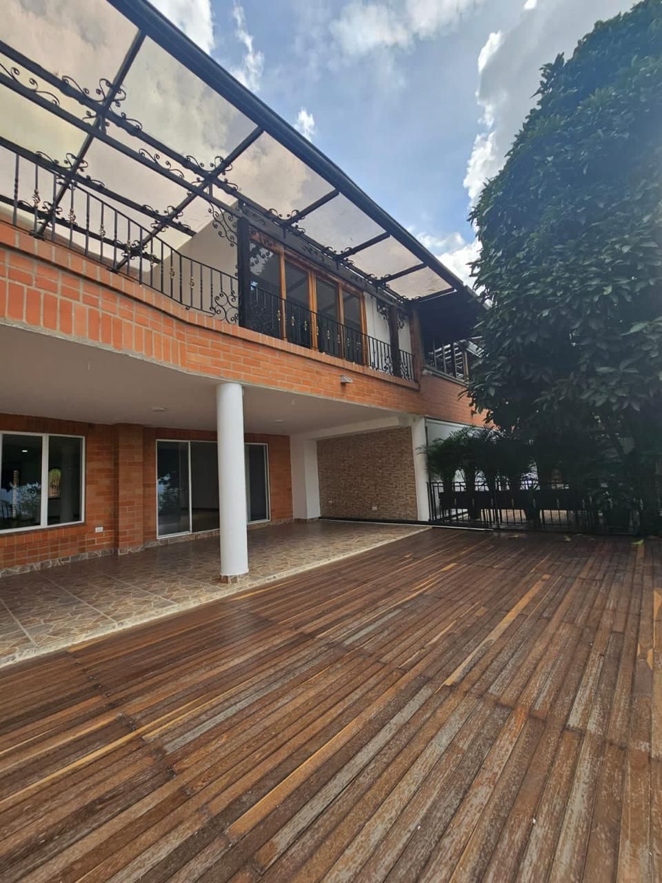 Casa en arriendo o venta Antioquia Medellín El Tesoro 420 m2 Habitaciones 5 Baños 6 Garajes 5 Precio venta $2600000000 Precio arriendo $16000000