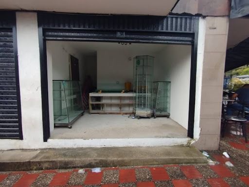 Local en arriendo Antioquia Itagüí San Fernando 10 m2 Habitaciones 0 Baños 1 Garajes 0 Precio $2500000
