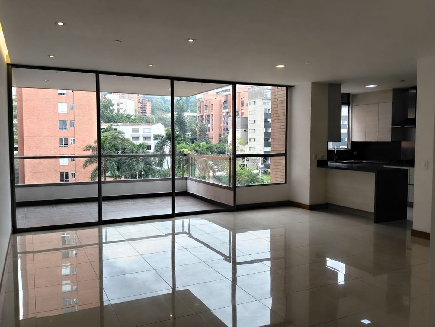 Apartamento en arriendo Antioquia Medellín Los Naranjos 162 m2 Habitaciones 3 Baños 4 Garajes 2 Precio $8500000