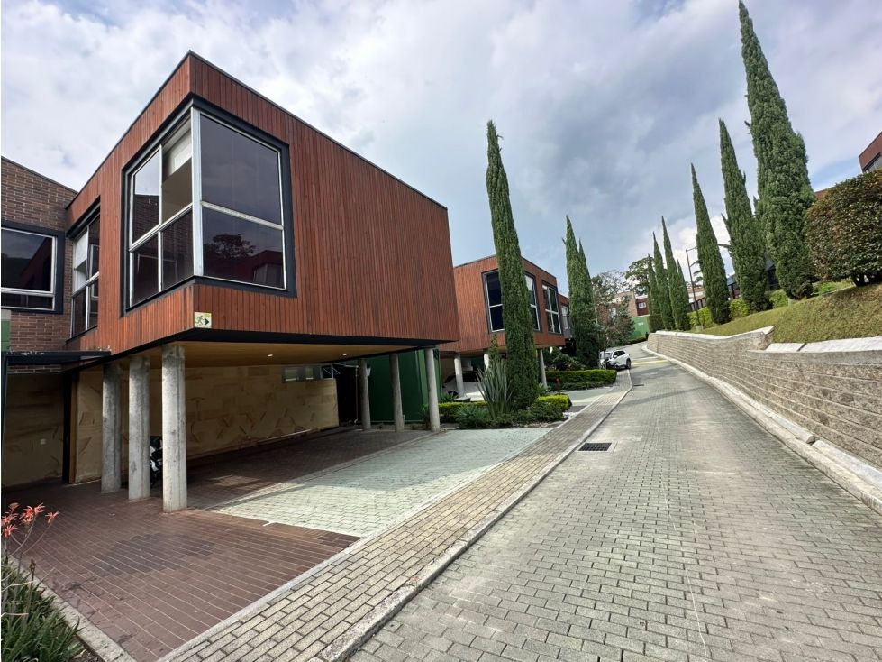 Casa en arriendo o venta Antioquia Envigado Andalucía 331 m2 Habitaciones 4 Baños 4 Garajes 2 Precio venta $2395000000 Precio arriendo $16346000