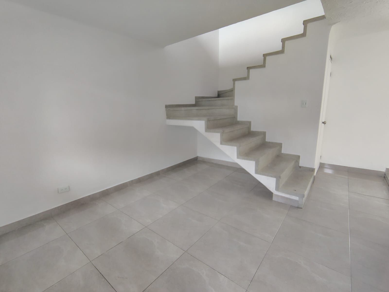 Casa en arriendo Antioquia Medellín Calle Nueva 230 m2 Habitaciones 5 Baños 5 Garajes 2 Precio $7000000