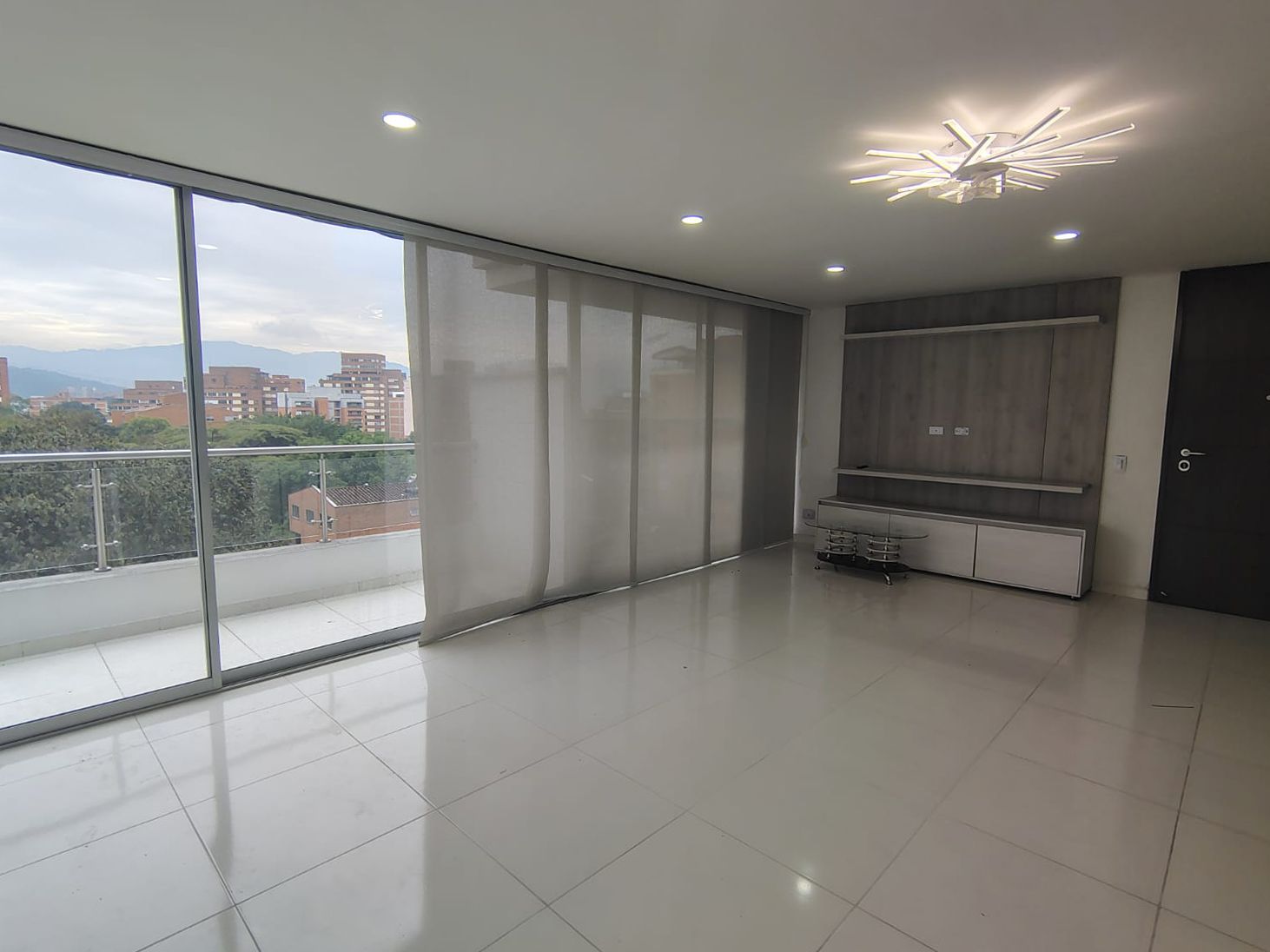 Apartamento en arriendo Antioquia Medellín San Benito 112 m2 Habitaciones 3 Baños 3 Garajes 2 Precio $4700000