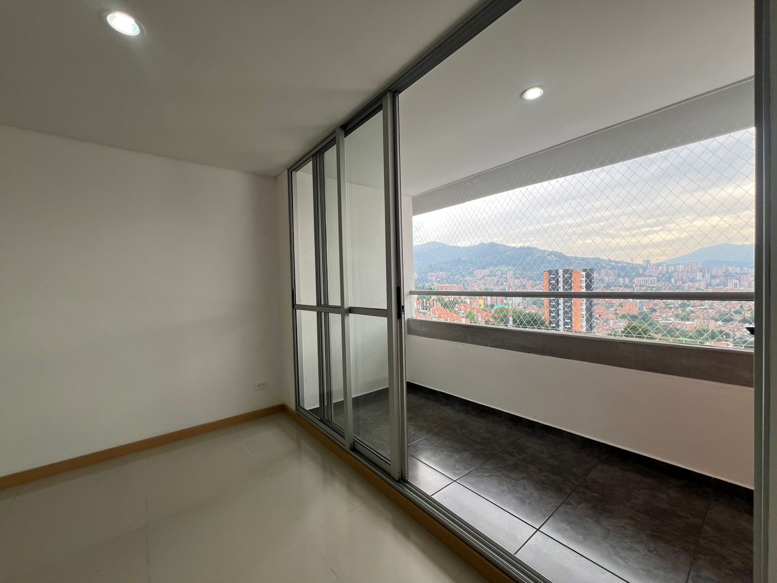 Apartamento en arriendo Antioquia Envigado Zona Centro 81 m2 Habitaciones 3 Baños 2 Garajes 1 Precio $4350000