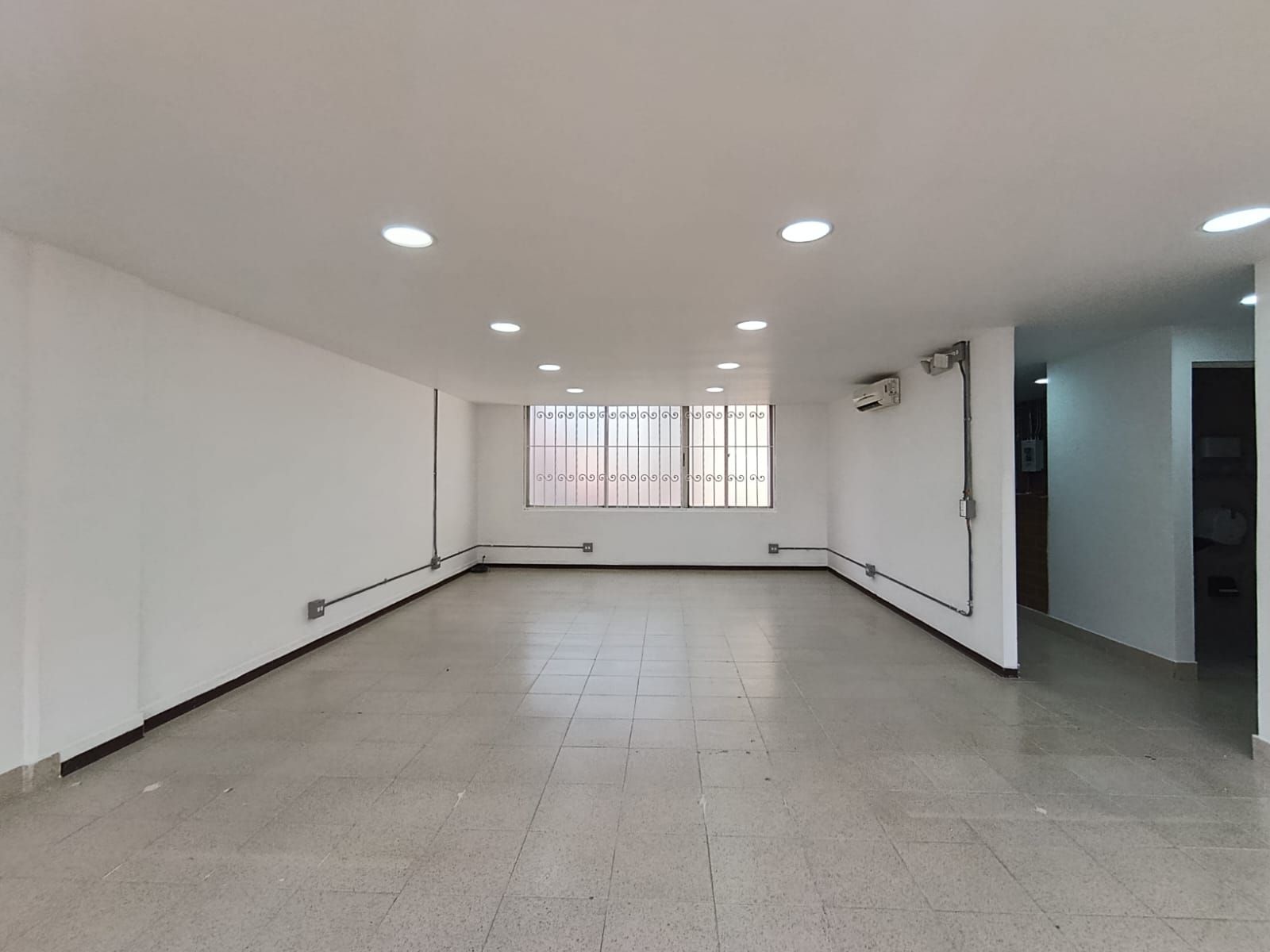 Oficina en arriendo Antioquia Medellín Miravalle 75 m2 Habitaciones 0 Baños 1 Garajes 0 Precio $3500000
