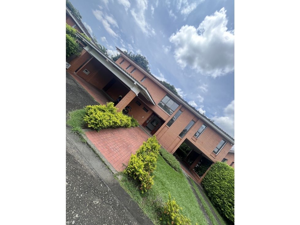 Casa en arriendo o venta Valle Del Cauca Cali Nn 360 m2 Habitaciones 3 Baños 5 Garajes 5 Precio venta $1200000000 Precio arriendo $7390000