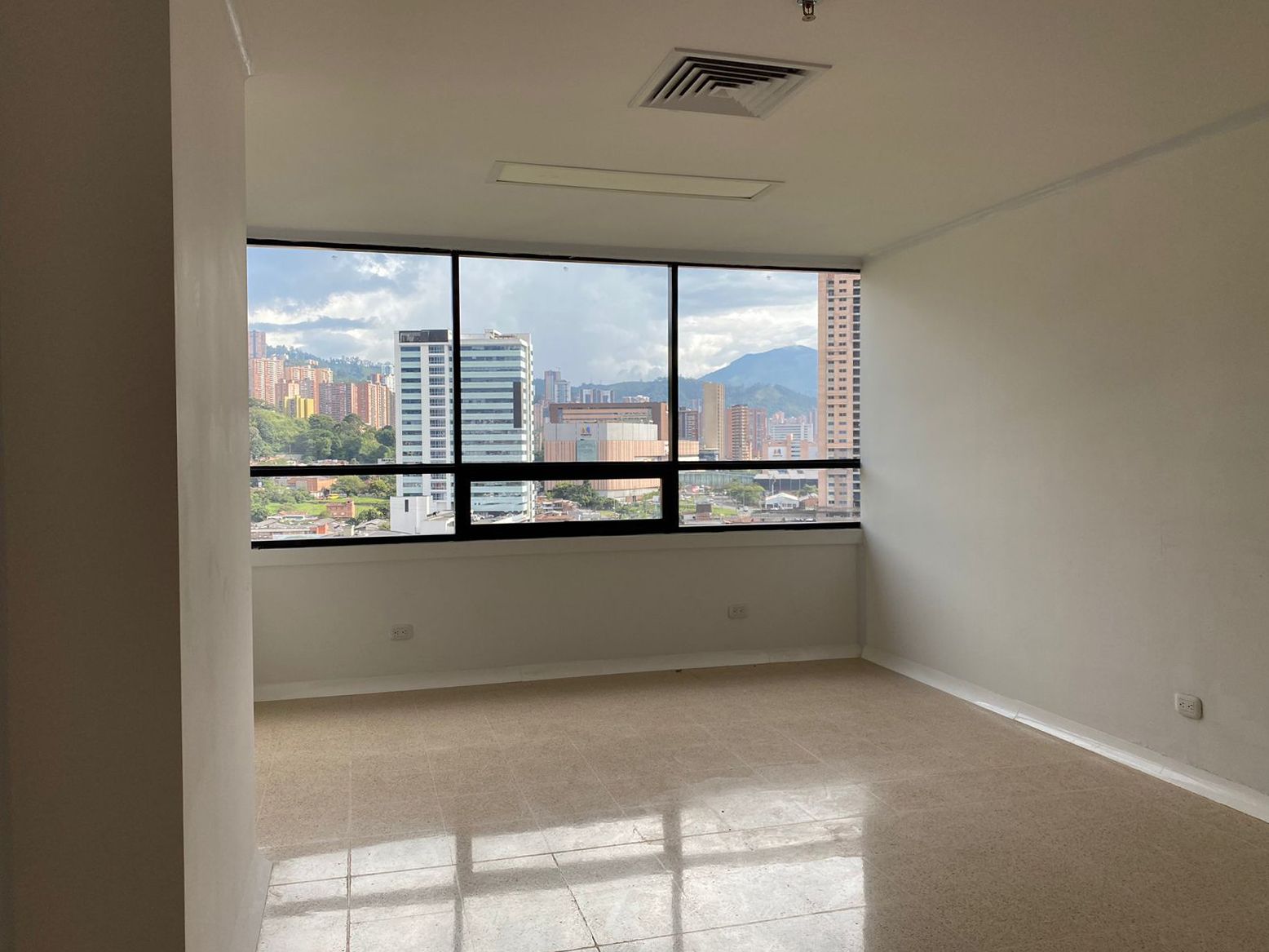 Consultorio en arriendo Antioquia Medellín Calle Nueva 35 m2 Habitaciones 0 Baños 1 Garajes 1 Precio $4000000