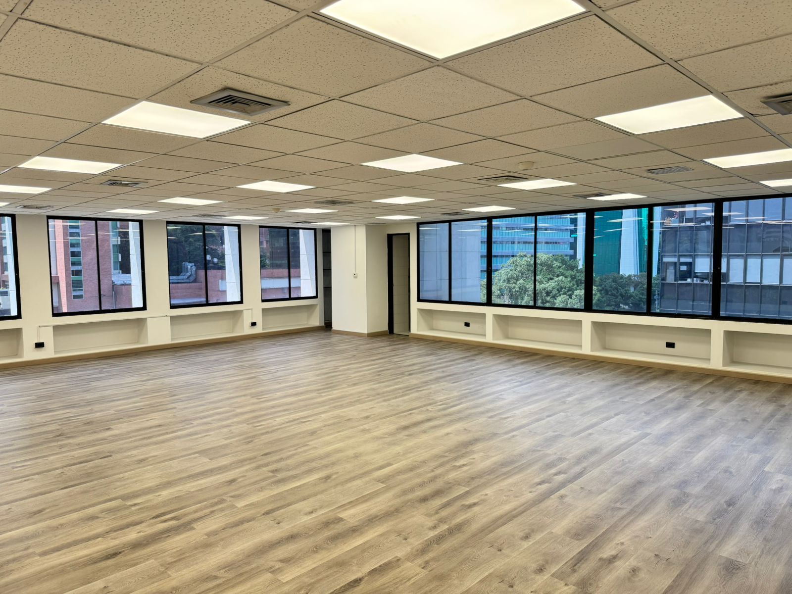 Oficina en arriendo Antioquia Medellín Patio Bonito 130 m2 Habitaciones 0 Baños 2 Garajes 3 Precio $10900000