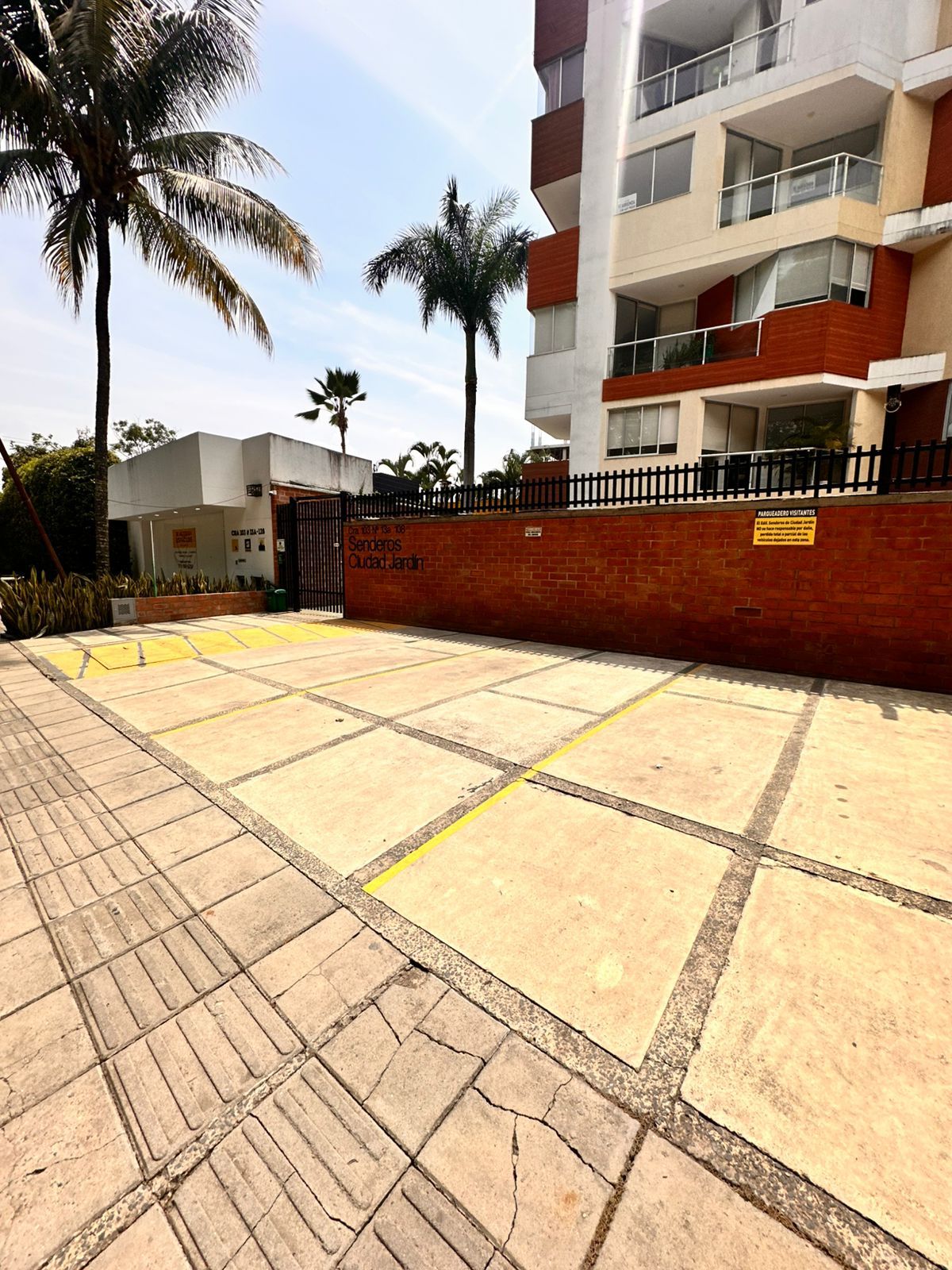 Apartamento en arriendo Valle Del Cauca Cali Ciudad Jardín 100 m2 Habitaciones 2 Baños 2 Garajes 1 Precio $3000000