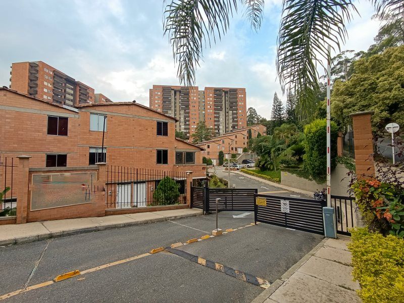 Casa en arriendo Antioquia Medellín La Mota 80 m2 Habitaciones 3 Baños 2 Garajes 1 Precio $2300000