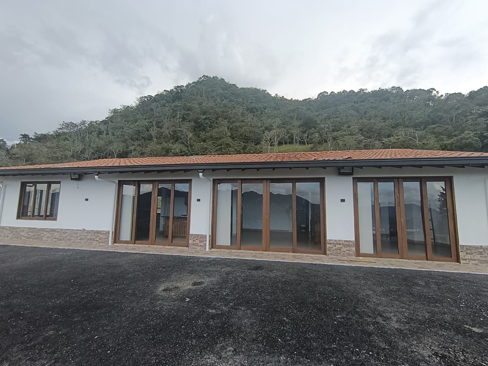 Finca en arriendo Antioquia La Ceja Centro 220 m2 Habitaciones 4 Baños 2 Garajes 5 Precio $6000000