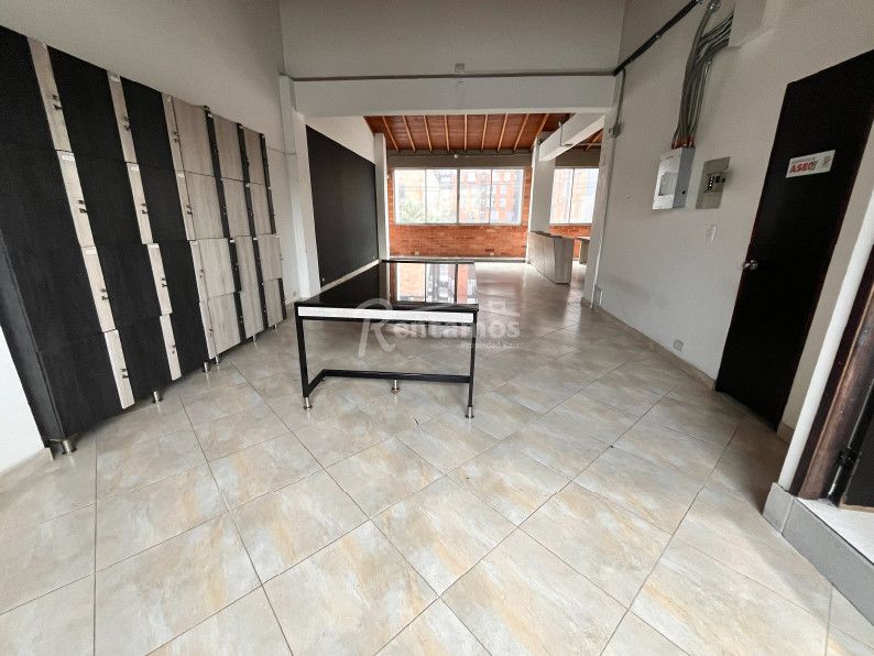 Oficina en arriendo Antioquia Medellín El Chagualo 350 m2 Habitaciones 0 Baños 2 Garajes 0 Precio $14000000