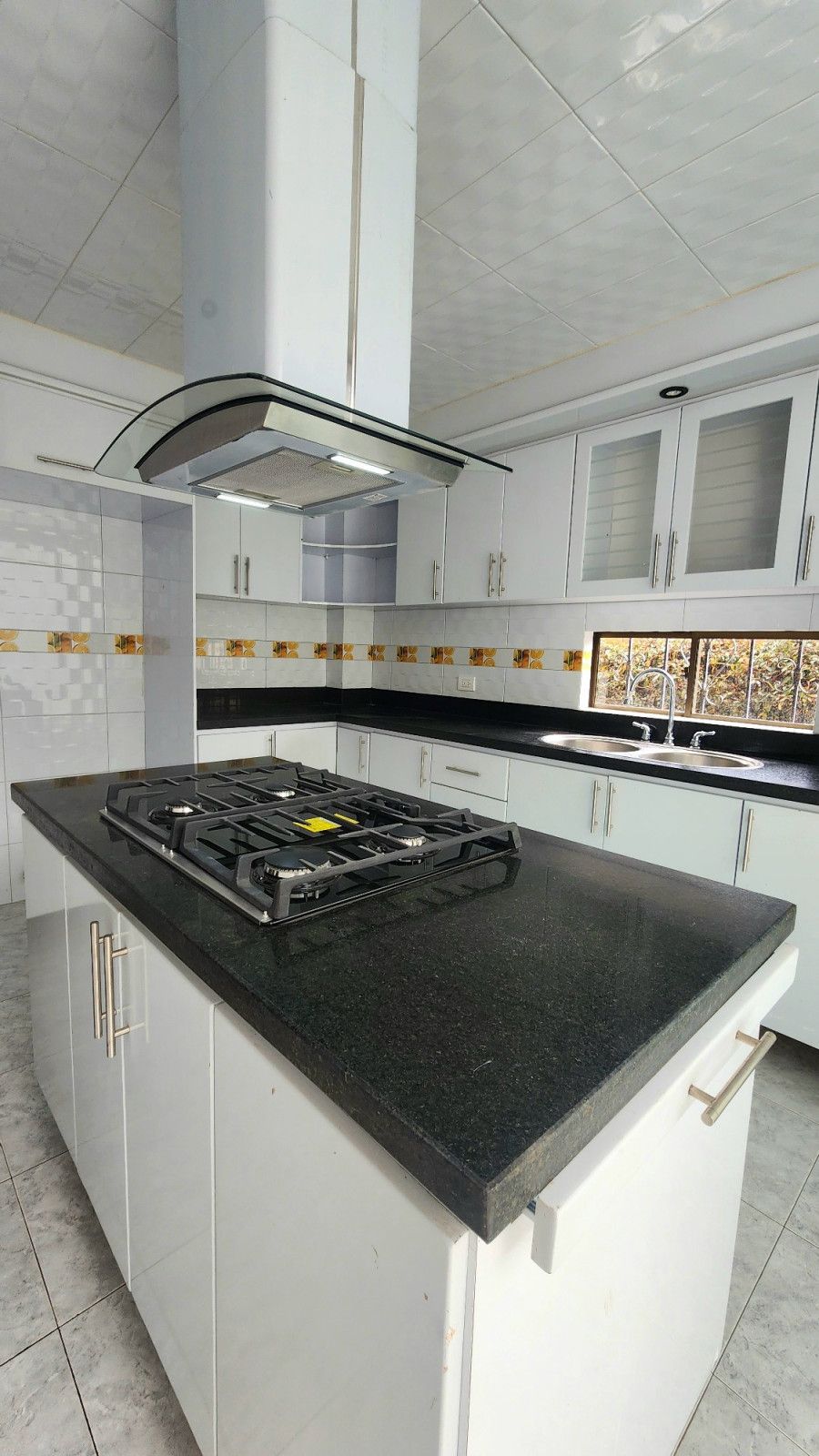 Casa en arriendo Cundinamarca Chía Cr Santa Lucia 215 m2 Habitaciones 3 Baños 3 Garajes 3 Precio $5500000