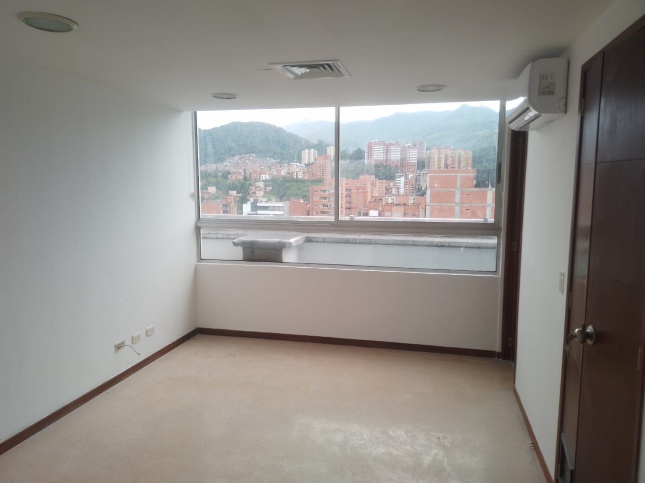 Consultorio en arriendo Antioquia Medellín Las Acacias 28 m2 Habitaciones 0 Baños 1 Garajes 1 Precio $2700000