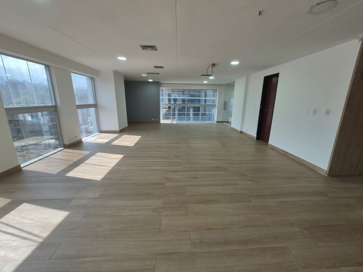 Oficina en arriendo Antioquia Medellín El Diamante No2 246 m2 Habitaciones 0 Baños 2 Garajes 4 Precio $21940000