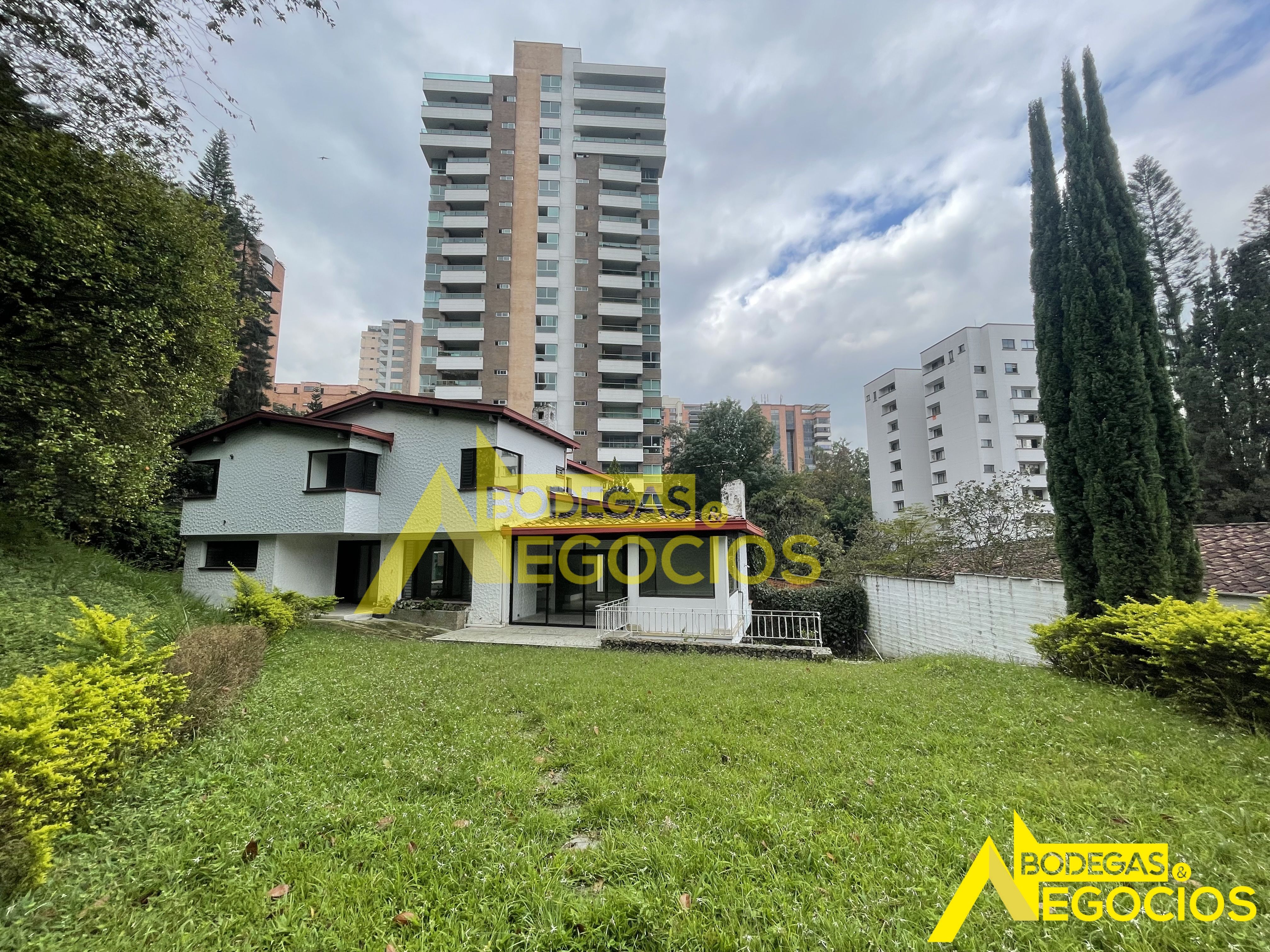 Casa en arriendo Antioquia Medellín Calle Nueva 800 m2 Habitaciones 5 Baños 3 Garajes 2 Precio $18000000