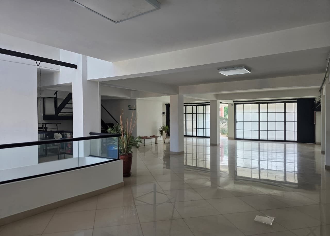 Oficina en arriendo Antioquia Medellín Rosales 1060 m2 Habitaciones 0 Baños 6 Garajes 0 Precio $37000000