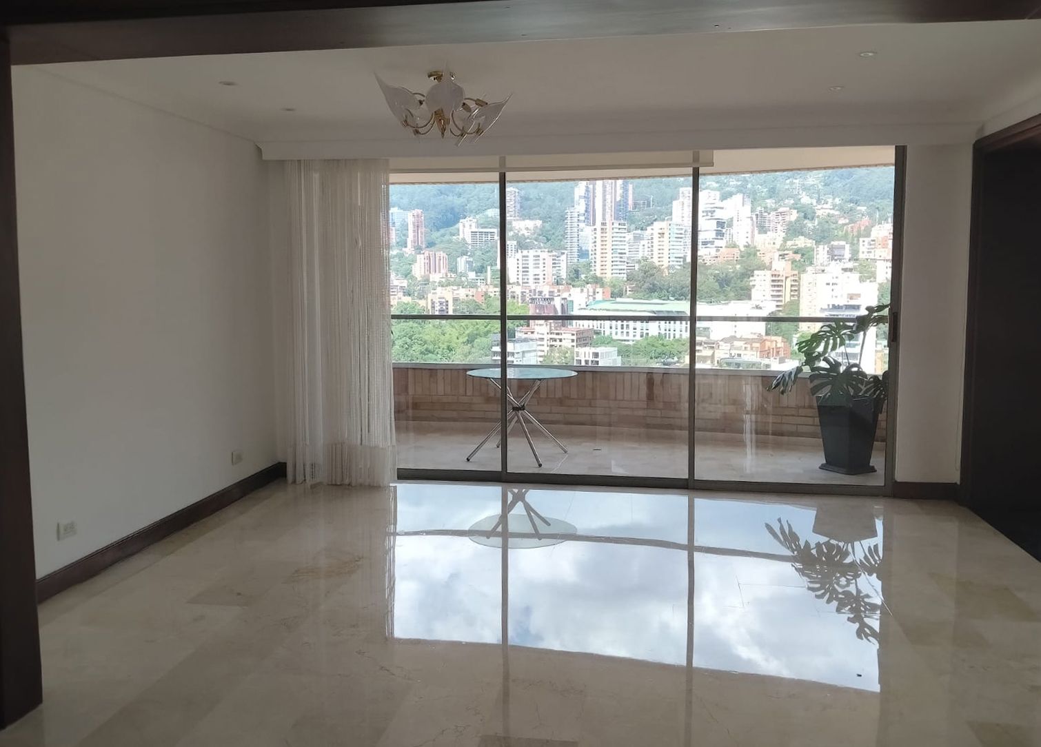 Apartamento en venta Antioquia Medellín Calle Nueva 185 m2 Habitaciones 3 Baños 4 Garajes 3 Precio $1780000000