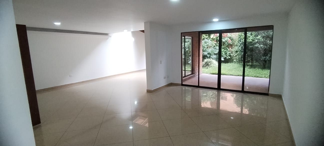 Casa en arriendo Antioquia Medellín Lalinde 230 m2 Habitaciones 3 Baños 3 Garajes 2 Precio $9000000