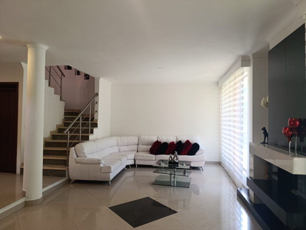 Casa en arriendo o venta Antioquia Medellín Calle Nueva 425 m2 Habitaciones 4 Baños 6 Garajes 3 Precio venta $2050000000 Precio arriendo $18500000