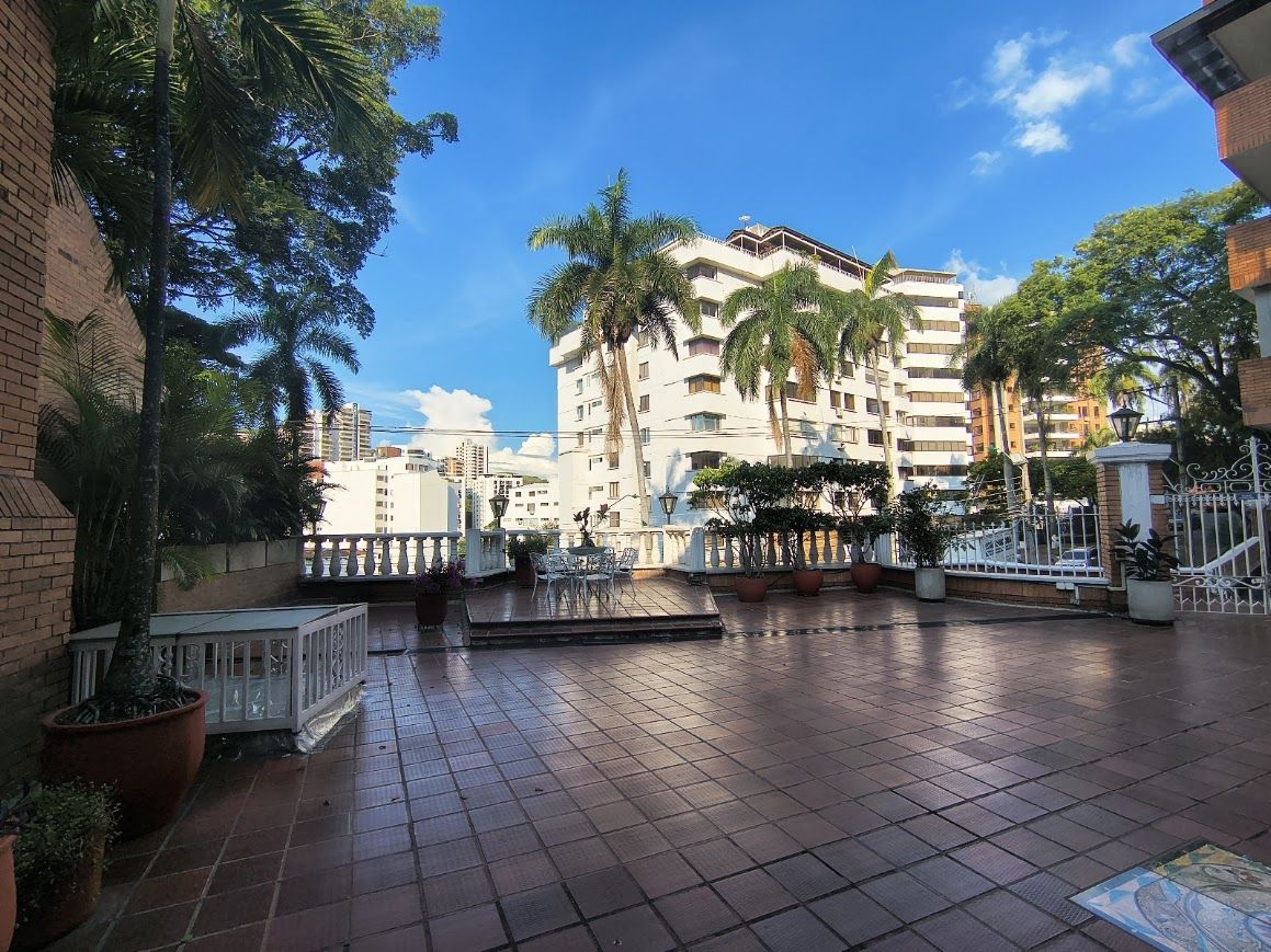 Apartamento en venta Valle Del Cauca Cali Arboledas 285 m2 Habitaciones 4 Baños 5 Garajes 2 Precio $1600000000