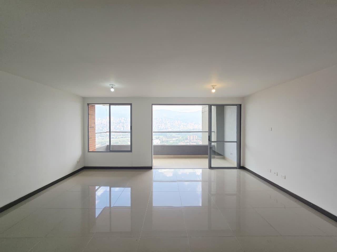 Apartamento en arriendo Antioquia Medellín Loma De Los Bernal 103 m2 Habitaciones 3 Baños 3 Garajes 2 Precio $5000000