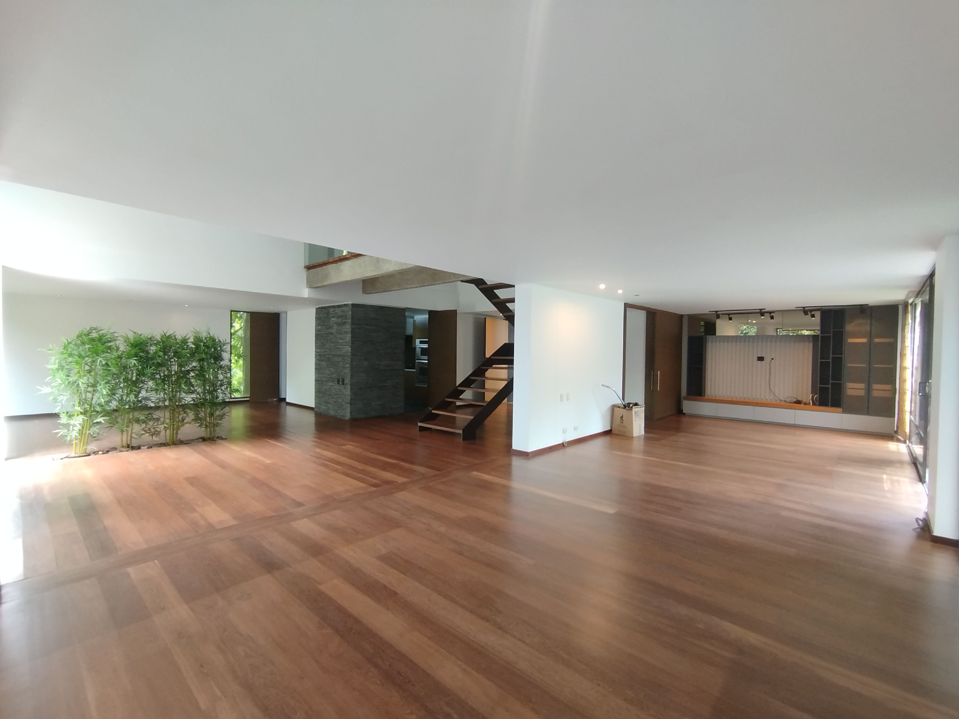 Apartamento en arriendo Antioquia Medellín Astorga 320 m2 Habitaciones 3 Baños 3 Garajes 2 Precio $15000000