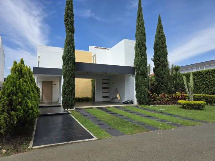 Casa en arriendo Valle Del Cauca Jamundí Cr Cedros Del Castillo 230 m2 Habitaciones 4 Baños 4 Garajes 4 Precio $4800000