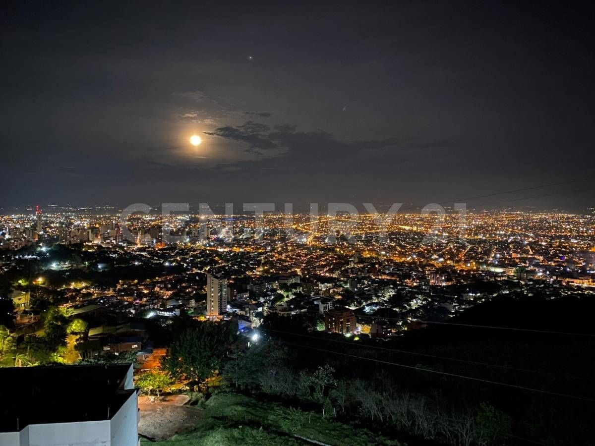 Apartamento en arriendo Valle Del Cauca Cali El Mortiñal 135 m2 Habitaciones 4 Baños 3 Garajes 2 Precio $4600000