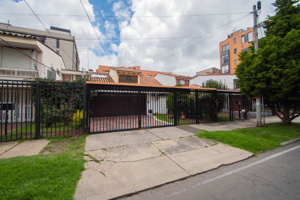 Casa en arriendo Cundinamarca Bogotá San Patricio 335 m2 Habitaciones 4 Baños 3 Garajes 4 Precio $9000000