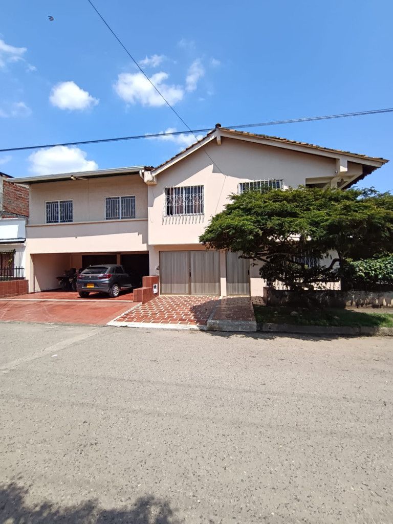 Casa en venta Valle Del Cauca Jamundí Ub La Pradera Et I 200 m2 Habitaciones 3 Baños 3 Garajes 5 Precio $930000000