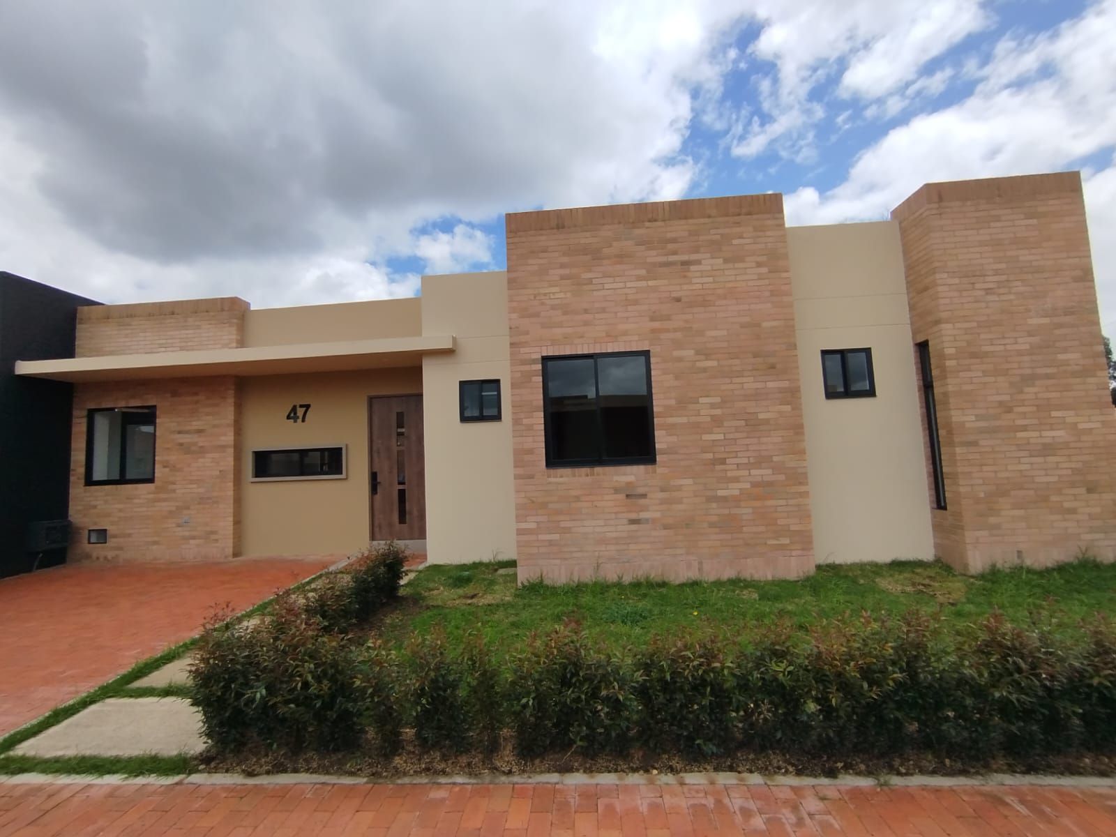 Casa en arriendo Cundinamarca Chía Laura Vicuña 128 m2 Habitaciones 3 Baños 4 Garajes 2 Precio $6000000