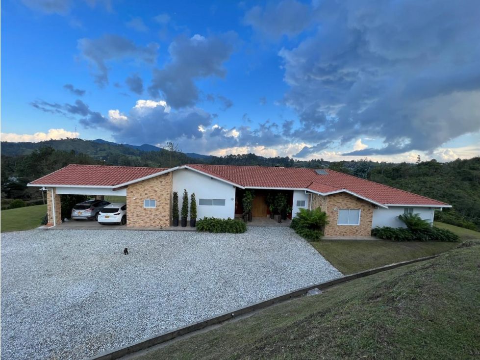 Casa Campestre en arriendo Antioquia El Retiro El Retiro 550 m2 Habitaciones 3 Baños 5 Garajes 15 Precio $16000000