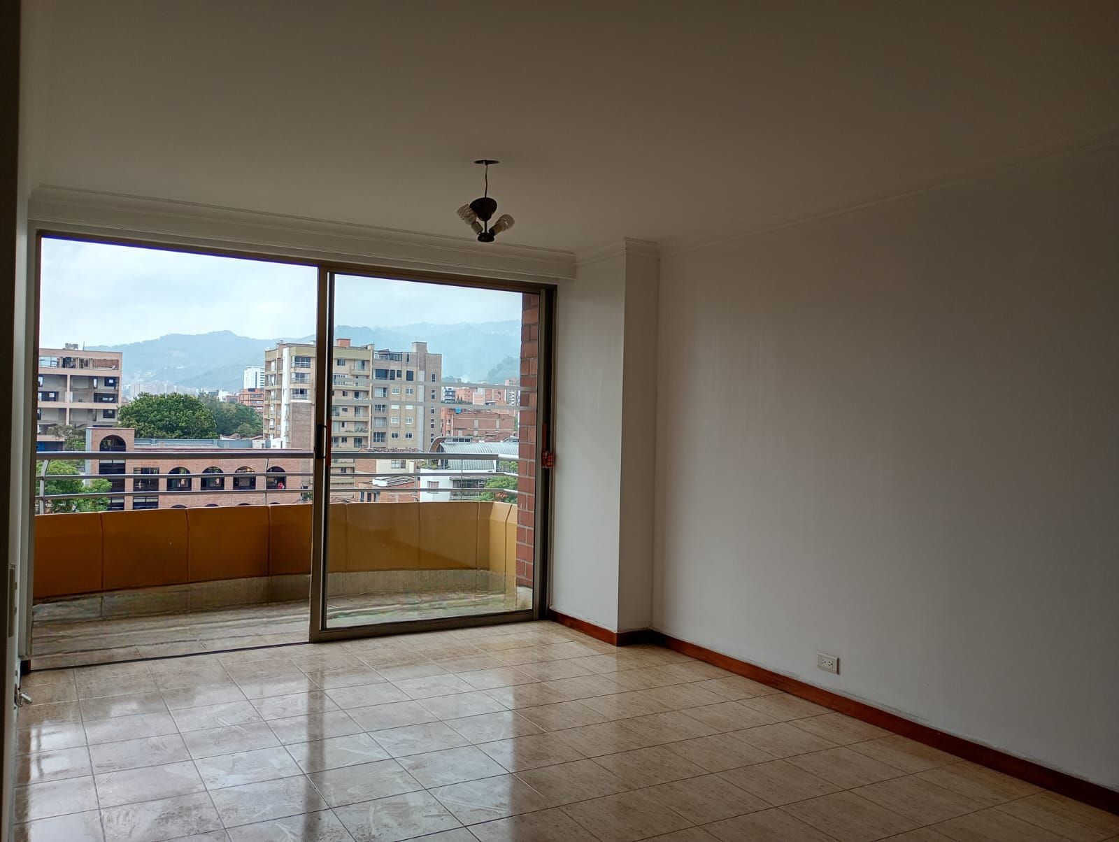 Apartamento en arriendo o venta Antioquia Medellín Lorena 138 m2 Habitaciones 3 Baños 3 Garajes 2 Precio venta $1200000000 Precio arriendo $6000000