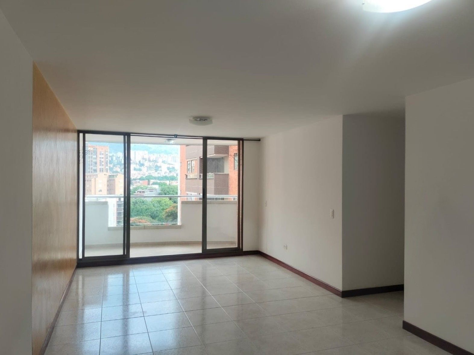 Apartamento en arriendo Antioquia Envigado Jardines 99 m2 Habitaciones 3 Baños 2 Garajes 2 Precio $4350000