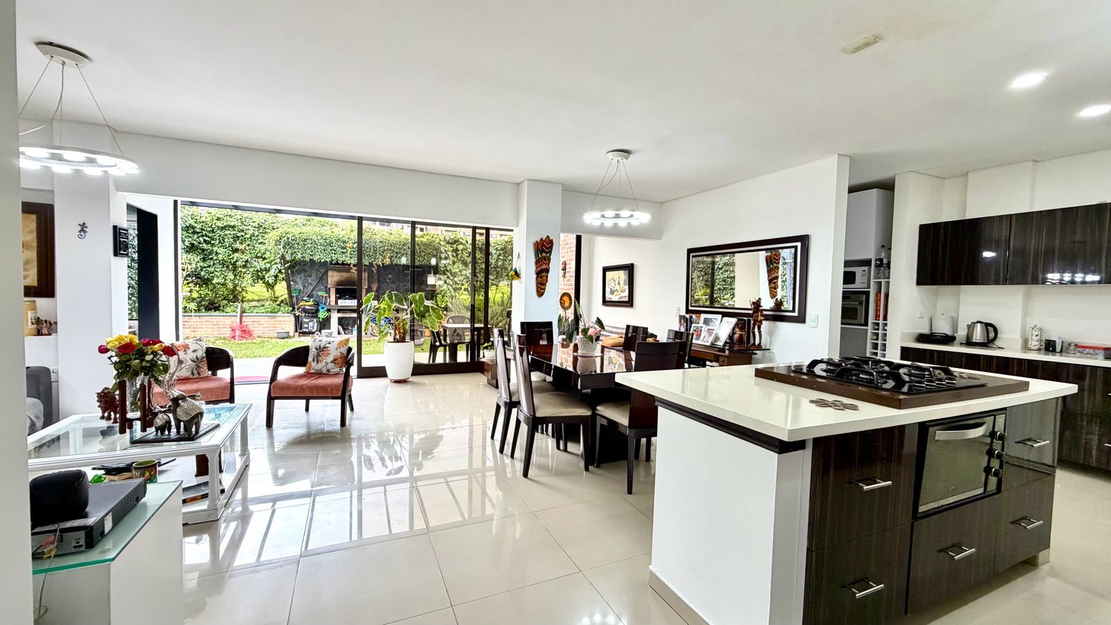 Casa en venta Antioquia El Retiro Cn Savhanna 270 m2 Habitaciones 3 Baños 3 Garajes 2 Precio $1290000000