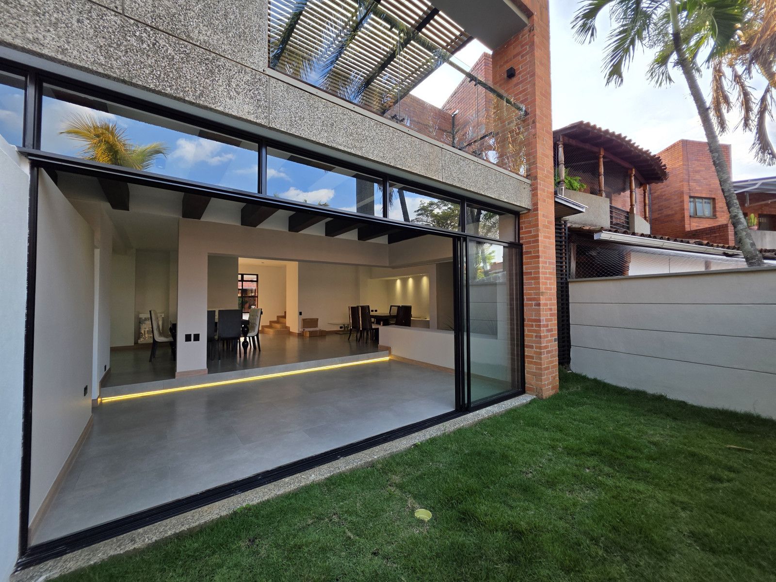 Casa en venta Valle Del Cauca Cali Urbanización Ciudad Jardín 340 m2 Habitaciones 3 Baños 4 Garajes 5 Precio $1390000000