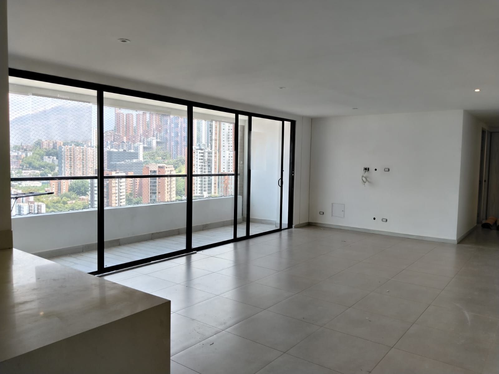 Apartamento en arriendo Antioquia Medellín Castropol 121 m2 Habitaciones 3 Baños 4 Garajes 2 Precio $7700000