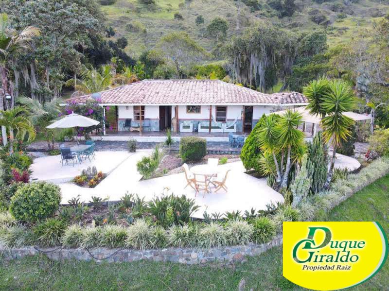 Finca en venta Antioquia Copacabana Simon Bolivar Sb centro 250 m2 Habitaciones 3 Baños 2 Garajes 0 Precio $9600000000