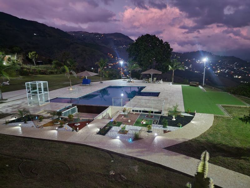 Finca en venta Antioquia Copacabana Simon Bolivar Sb centro 250 m2 Habitaciones 3 Baños 2 Garajes 0 Precio $9600000000
