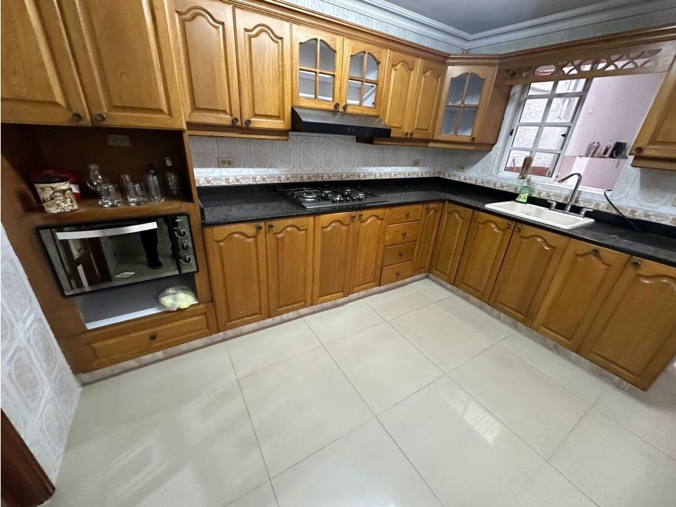 Casa en arriendo Antioquia Medellín Miravalle 250 m2 Habitaciones 4 Baños 4 Garajes 1 Precio $5500000