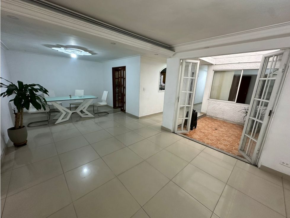 Casa en arriendo Antioquia Medellín Miravalle 250 m2 Habitaciones 4 Baños 4 Garajes 1 Precio $5500000